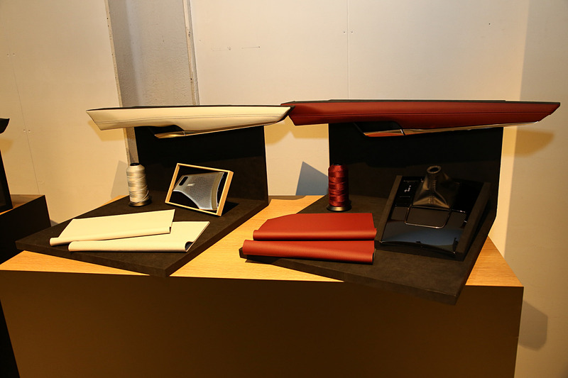 MAZDA3の内装に使われている素材や外装色のサンプルも展示