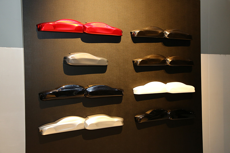 MAZDA3の内装に使われている素材や外装色のサンプルも展示
