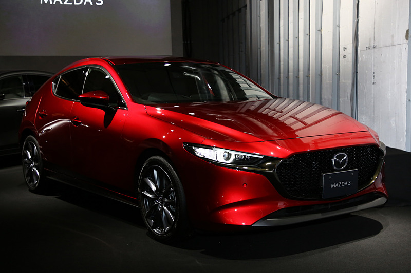 MAZDA3のファストバックは、キャラクターラインを使わず美しく湾曲したパネルのみでボディを構成し、リフレクションを強く意識させる