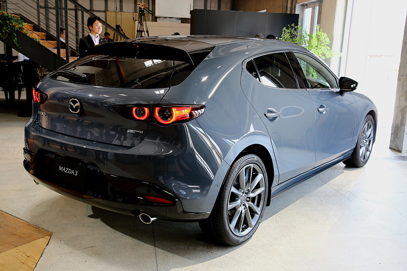 ファストバック専用色となるポリメタルグレーメタリック