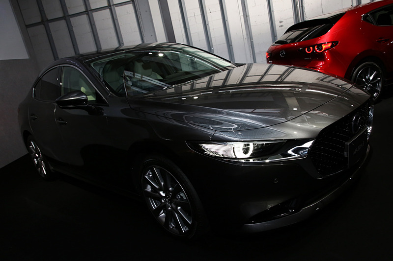 MAZDA3のセダンは、ワンモーションの動きが美しく伸びやかなプロポーションが特徴