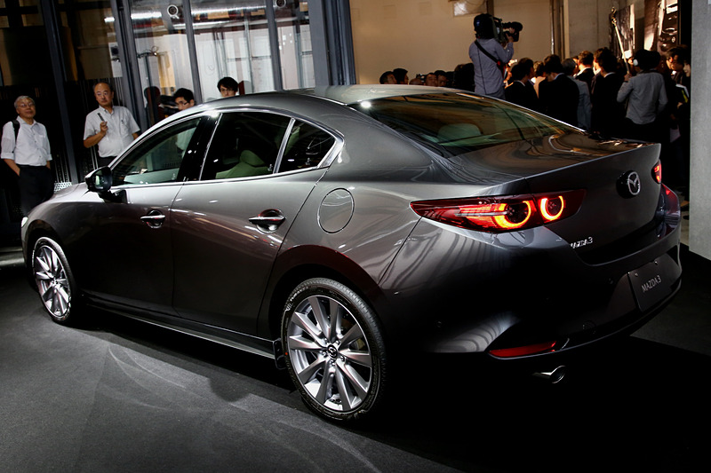 MAZDA3のセダンは、ワンモーションの動きが美しく伸びやかなプロポーションが特徴