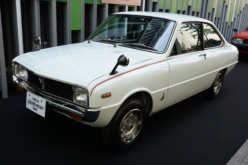 MAZDA3の系譜となる「ファミリア プレストロータリークーペ」や「ファミリア」もこの発表会のために広島から運ばれた