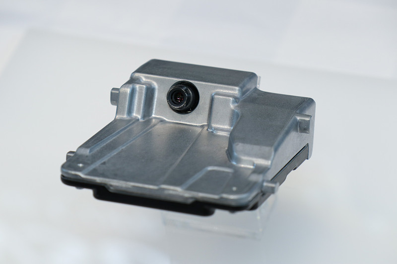 露出を変えた3枚の写真を同時撮影するという画像センサー。HDR（Hi Dynamic Range）機能によって1ルクス以上での認識性能を備えるという