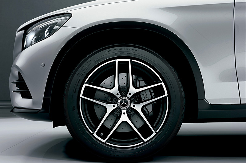 ハイグロスブラックペイントの19インチ AMG5ツイン スポークアルミホイールも専用装着する