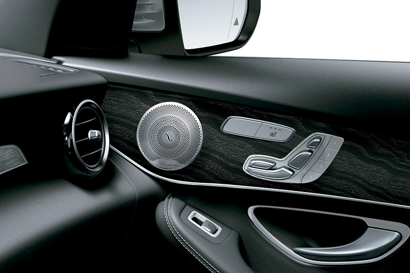 「Burmester サラウンドサウンドシステム」を特別装備する