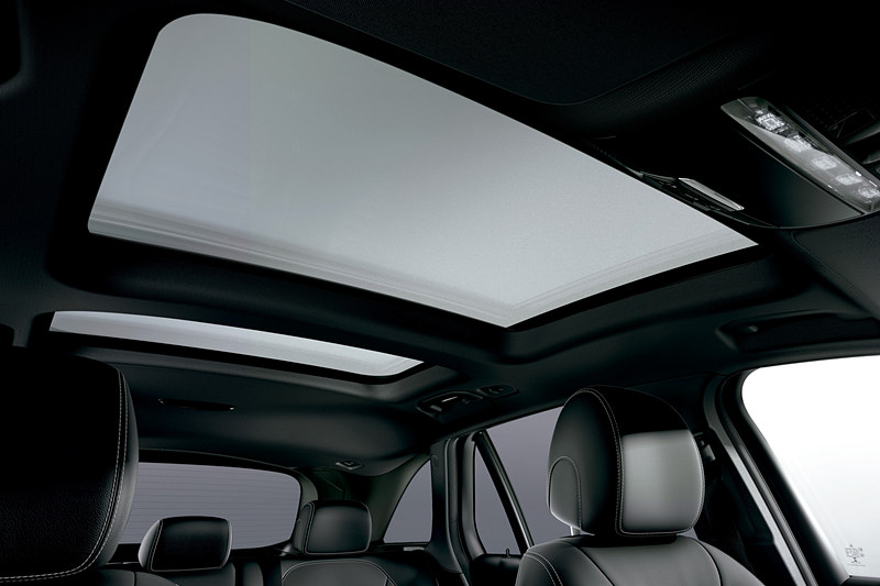 前後2分割の「パノラミック スライディングルーフ」を採用