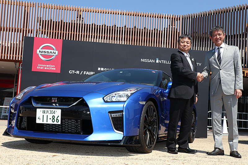 東名高速道路 足柄SA（サービスエリア）で行なわれた「GT-R/FAIRLADY 50th×TOMEI 50th Anniversary」オープニングセレモニーに参加した中日本高速道路株式会社 執行役員 東京支社長 中井俊雄氏（左）と日産自動車株式会社 GT-R チーフ・プロダクト・スペシャリスト 田村宏志氏（右）