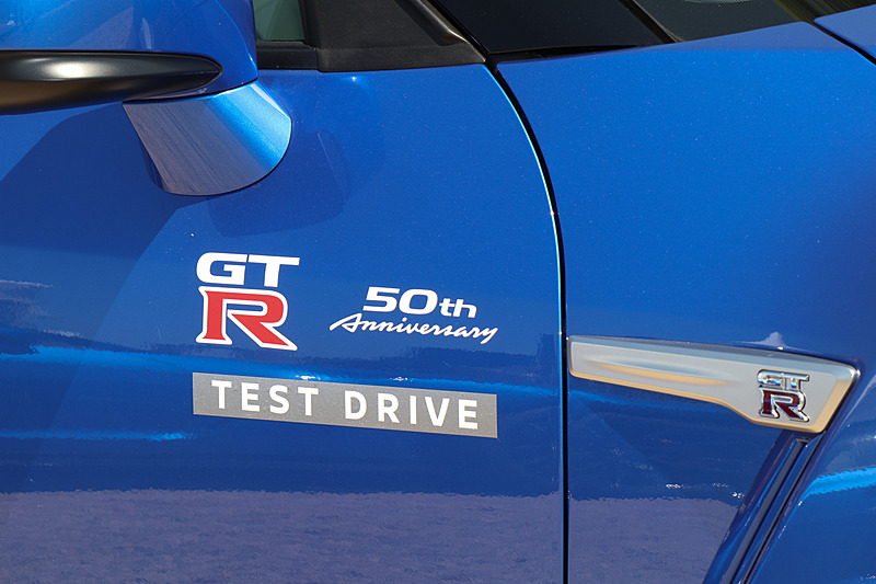 ドアパネルにスペシャル試乗会専用のステッカーを装着している