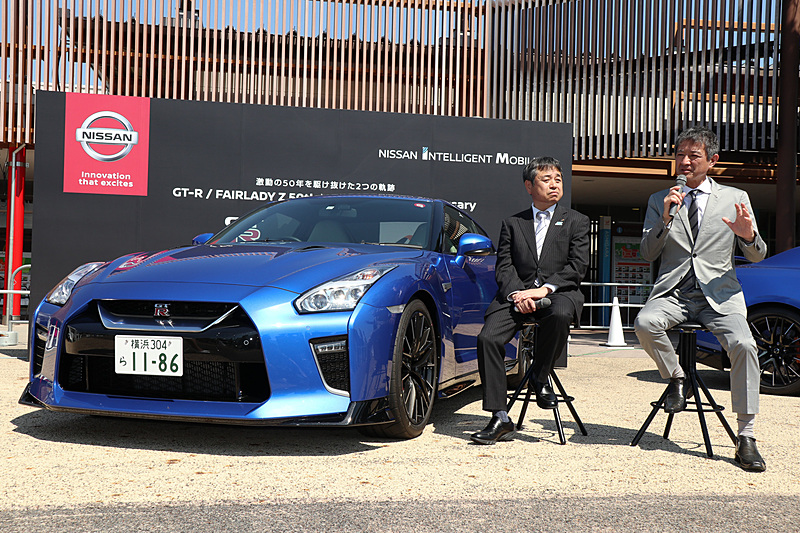 試乗車のGT-R 2020年モデルの前でトークセッションを行なう中井支社長と田村CPS