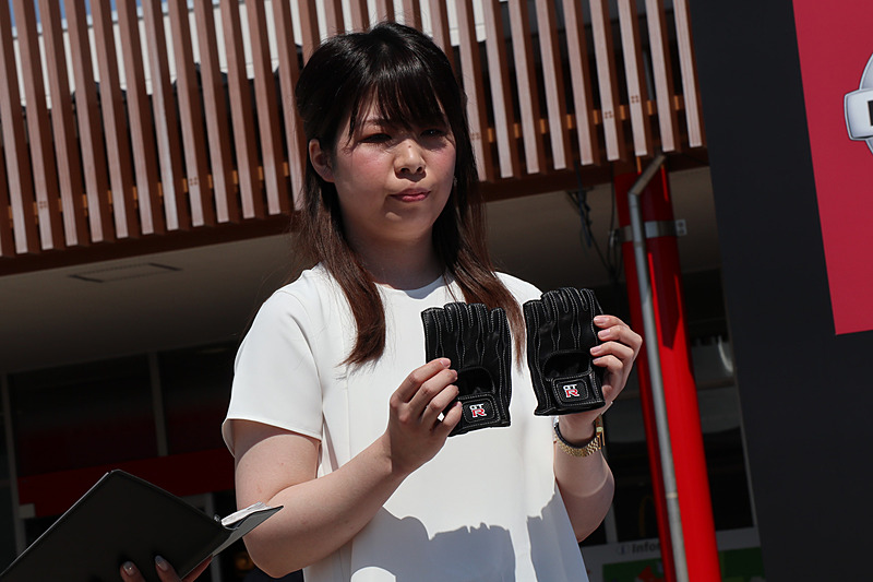 トークセッション内では、スペシャル試乗会に参加した人に「GT-R ドライビンググローブ」がプレゼントされることも紹介された