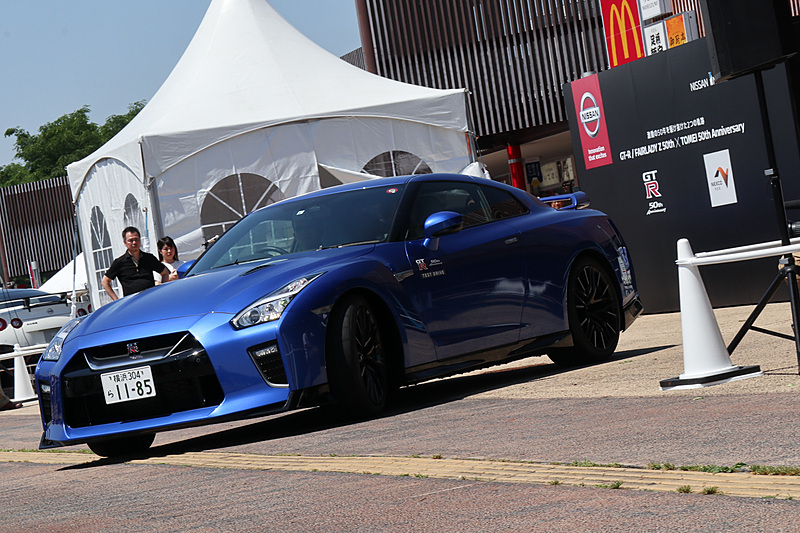 田村CPSと中井支社長によるトークセッション後、わずか23組の試乗枠に当選した「スペシャルパイロット」の2人が登場、田村CPSからGT-R ドライビンググローブをプレゼントするセレモニーも行なわれ、グローブを装着した2人の当選者は約50kmの東名高速試乗に走り去っていった