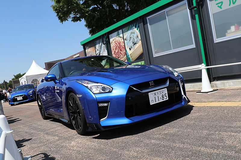 田村CPSと中井支社長によるトークセッション後、わずか23組の試乗枠に当選した「スペシャルパイロット」の2人が登場、田村CPSからGT-R ドライビンググローブをプレゼントするセレモニーも行なわれ、グローブを装着した2人の当選者は約50kmの東名高速試乗に走り去っていった