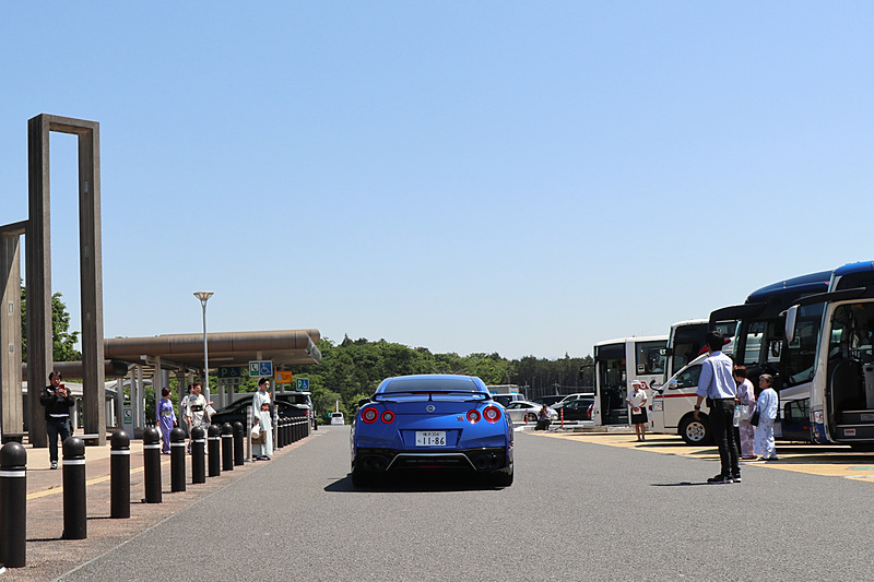 田村CPSと中井支社長によるトークセッション後、わずか23組の試乗枠に当選した「スペシャルパイロット」の2人が登場、田村CPSからGT-R ドライビンググローブをプレゼントするセレモニーも行なわれ、グローブを装着した2人の当選者は約50kmの東名高速試乗に走り去っていった