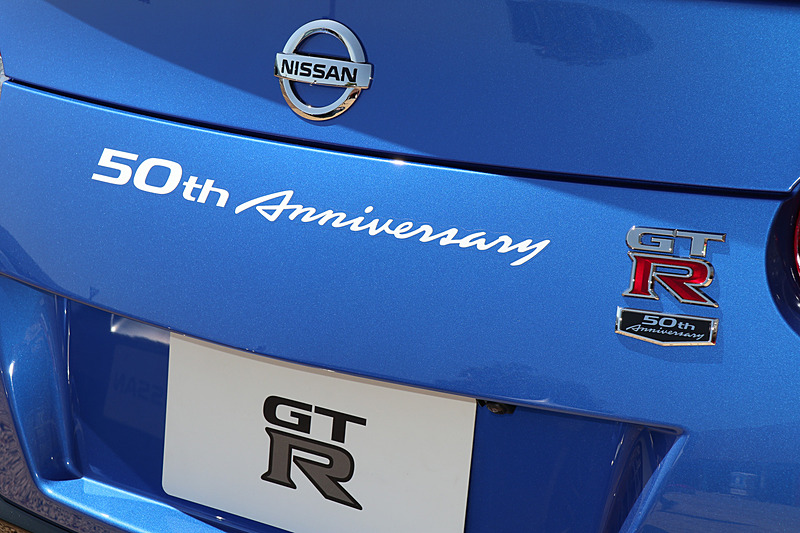 リアバンパーに「50周年記念ステッカー」「50周年記念エンブレム」を装着する