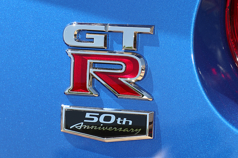 リアバンパーに「50周年記念ステッカー」「50周年記念エンブレム」を装着する