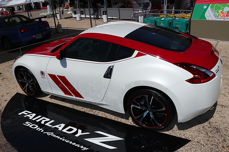 リアバンパーに「50周年記念バッヂ」を装着する