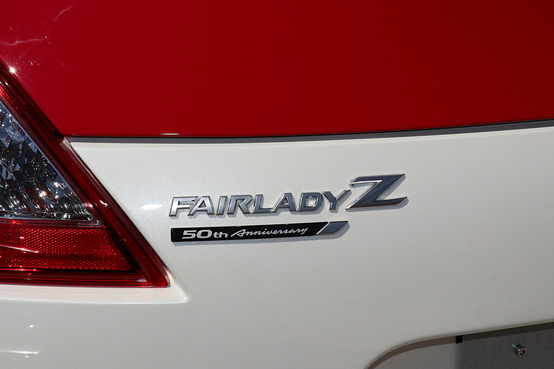 リアバンパーに「50周年記念バッヂ」を装着する