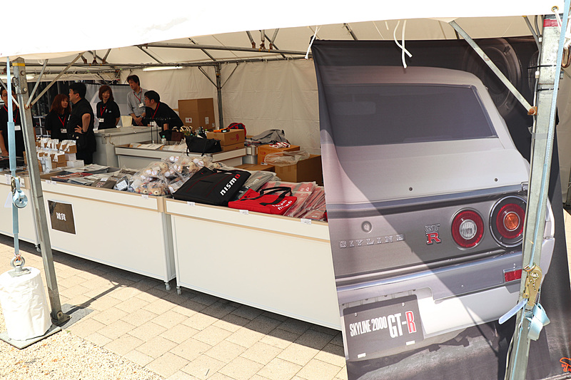 ミニカーなどの販売も行なわれている