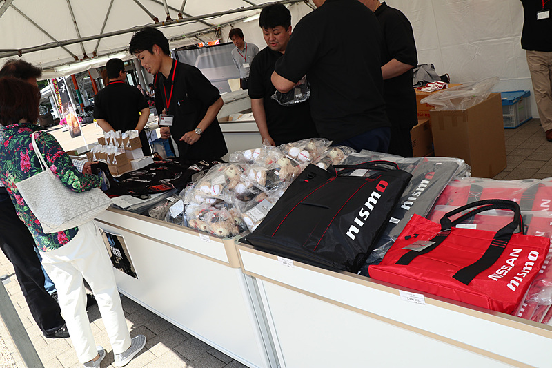 ミニカーなどの販売も行なわれている