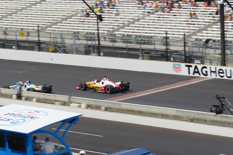 トラフィック（集団）の中でロングランを行ない、決勝レースに向けたマシンを仕上げていく