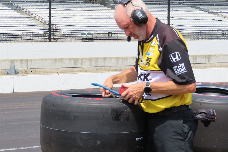 タイヤの空気圧を調整するメカニック