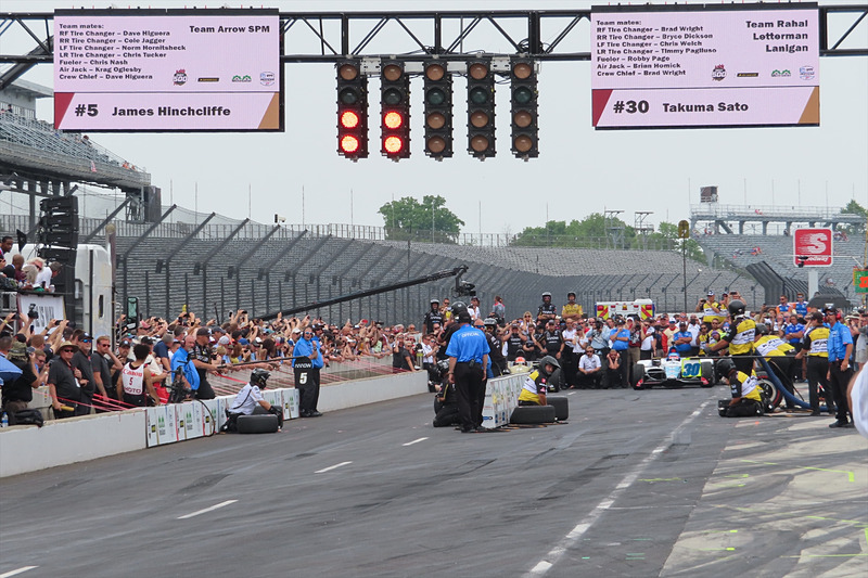 各チーム、7名のチームスタッフとドライバーが力を合わせて戦う