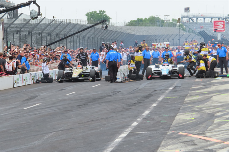 タイヤ交換を終え、ジャッキを下ろしたところまでは互角