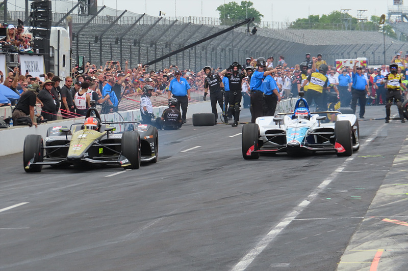 加速が鈍り、佐藤選手（右）は準々決勝で敗退