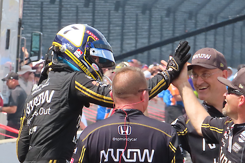 チームスタッフと喜びを分かち合うエリクソン選手