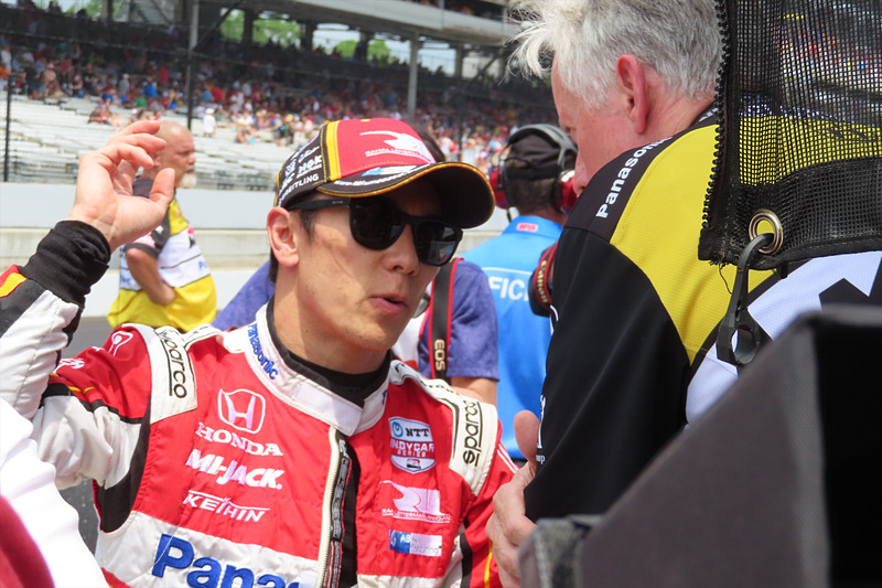 走行を終え、エンジニアにマシンの感触を伝える佐藤選手