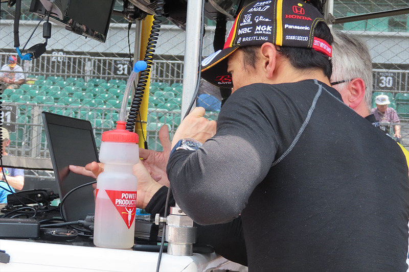 走行を終え、エンジニアにマシンの感触を伝える佐藤選手