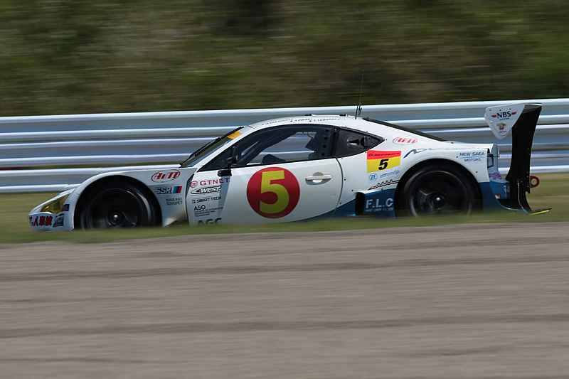 GT300の予選3位は、5号車 ADVICS マッハ車検 MC86 マッハ号（坂口夏月/平木湧也組、YH）