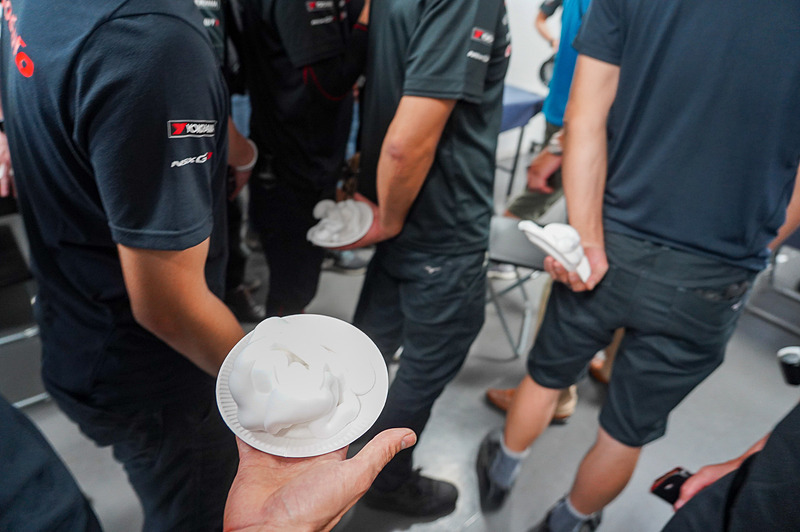 そのとき、後方のModuloチームのスタッフの手には……