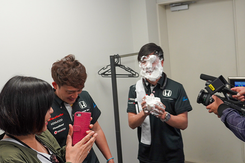 泡だらけになった大津選手。この直後にトークショーが予定されているのに泡だらけ