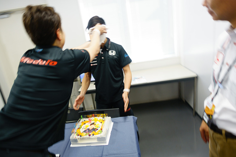 手荒い祝福を受ける大津選手