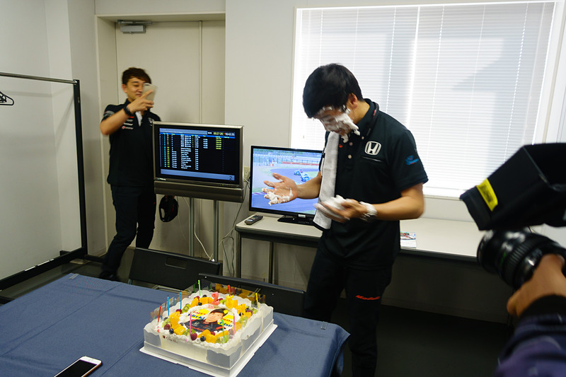 それを記念撮影する道上選手……。さすがModuloチーム