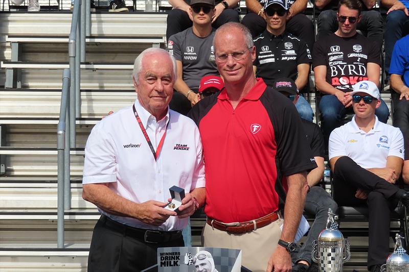 チーム・ペンスキーはインディ500参戦50年を讃えられた