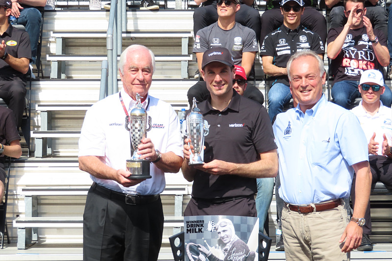 ロジャー・ペンスキー氏（左）とウィル・パワー選手（右）