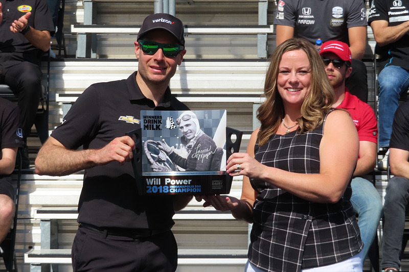 盾を受け取るウィル・パワー選手