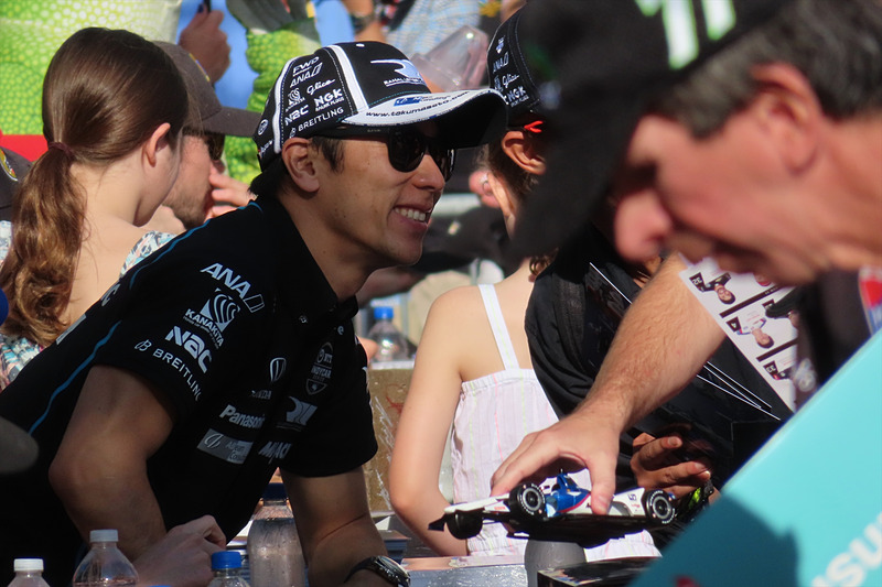 サイン会で記念撮影のリクエストに応じる佐藤琢磨選手