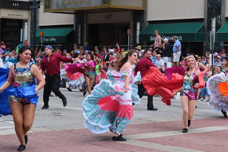 パレードは終始お祭りムード