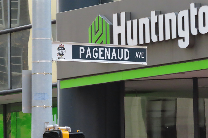 ポールポジションを獲得したサイモン・パジェノー選手の通りも