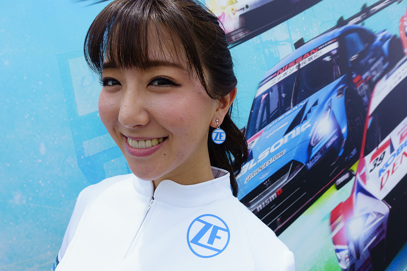 メガサプライヤーのZFも、クラッチという重要部品を共通パーツとして供給している。写真は、ZFのモータースポーツアンバサダー 藤堂いのりさん。ZFイヤリングをしていた