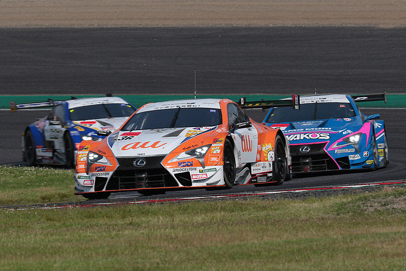 36号車 au TOM'S LC500は、中嶋一貴選手がトップのままピットイン。第2ドライバーの関口雄飛選手は、昨年のタイ戦で小林可夢偉選手から学んだという抑える走りを実践。2位と3位のレクサスを争わせて消耗させた