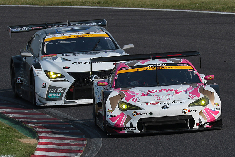 96号車 K-tunes RC F GT3は、残り8周のデグナーで25号車を抜きトップへ。そのまま優勝した