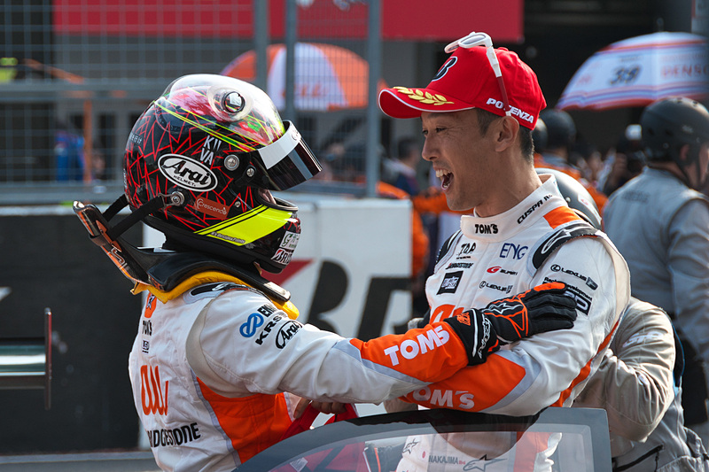 優勝を喜び合う、中嶋一貴選手（右）と/関口雄飛選手（左）