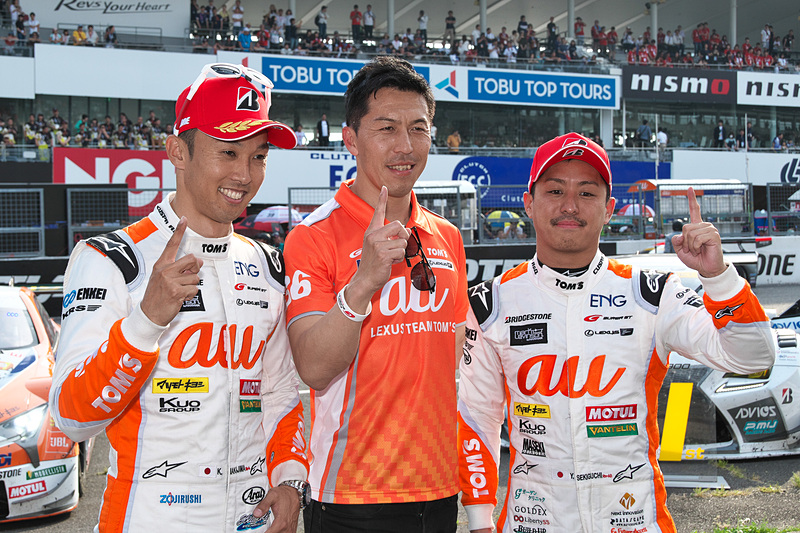 伊藤監督も加わって記念写真