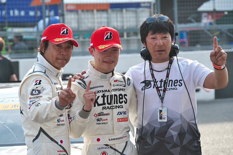 GT300クラスの優勝記念写真。影山正彦監督（右）とともに
