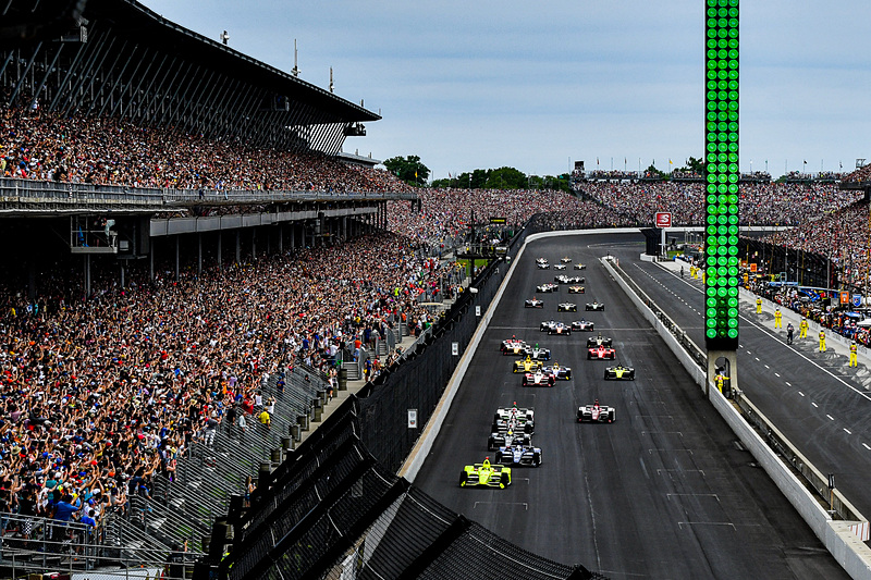 満員の観衆が見守る中でインディ500の決勝がスタート